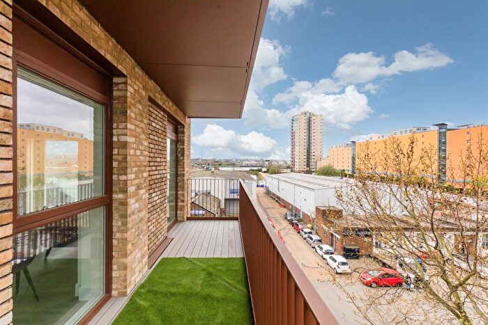 3 Bedroom Flat To Rent In Thames Road, London, E16