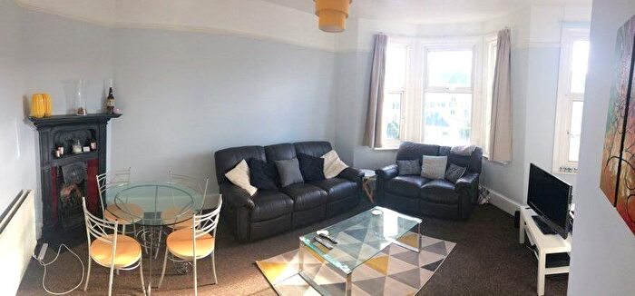 3 Bedroom Flat To Rent In Beechcroft Road, London, SW17