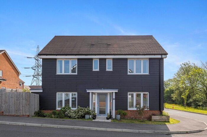 4 Bedroom Detached House To Rent In Hillyfield, Billingshurst, RH14
