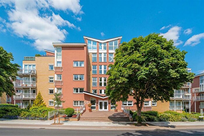 2 Bedroom Flat For Sale In Twickenham Road, Teddington, TW11