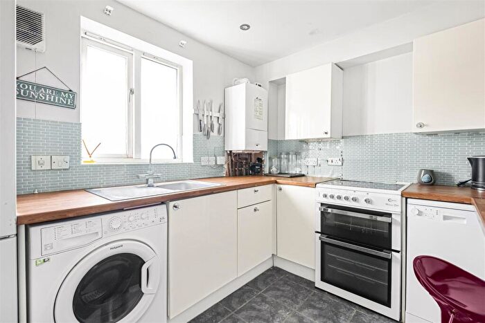 1 Bedroom Flat For Sale In Sandifer Drive, Cricklewood, NW2
