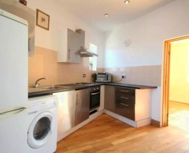 3 Bedroom Flat To Rent In Gosforth Court, Nottingham, NG2