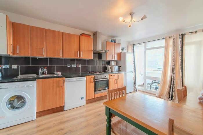 3 Bedroom Flat To Rent In Fontley Way, Roehampton, London, SW15