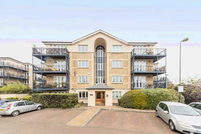 3 Bedroom Flat To Rent In Rubens Place, London, SW4