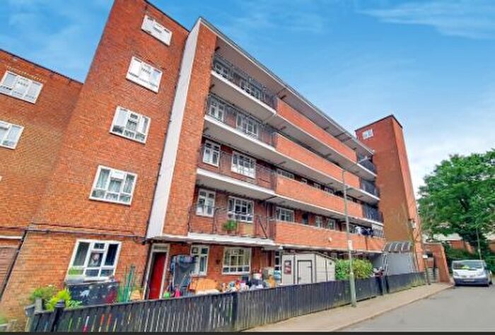 3 Bedroom Flat To Rent In Babington Road, London, SW16