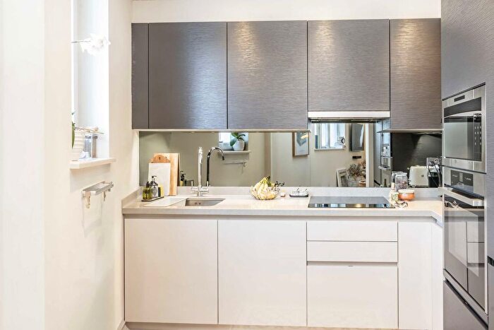 2 Bedroom Flat For Sale In Archway Road, Highgate, N6