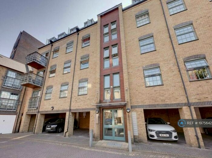 2 Bedroom Flat To Rent In Hewetts Quay, Barking, IG11
