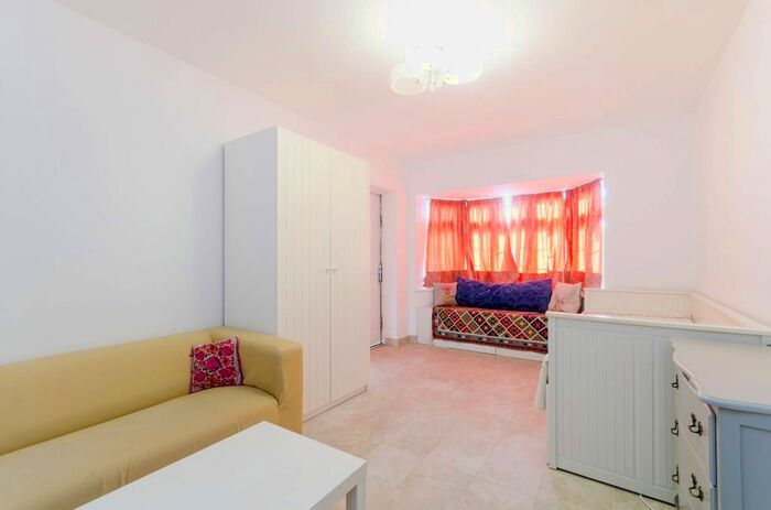 Studio To Rent In Roehampton Vale, Roehampton, London, SW15