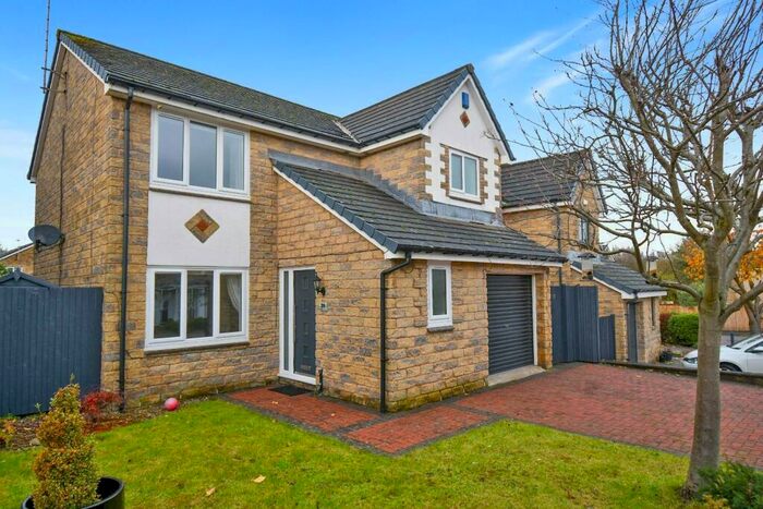 4 Bedroom House To Rent In Crofters Lea, Yeadon, Leeds, LS19