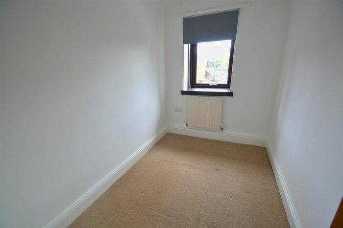4 Bedroom Semi-Detached House To Rent In Nineacres Way, Coulsdon, CR5