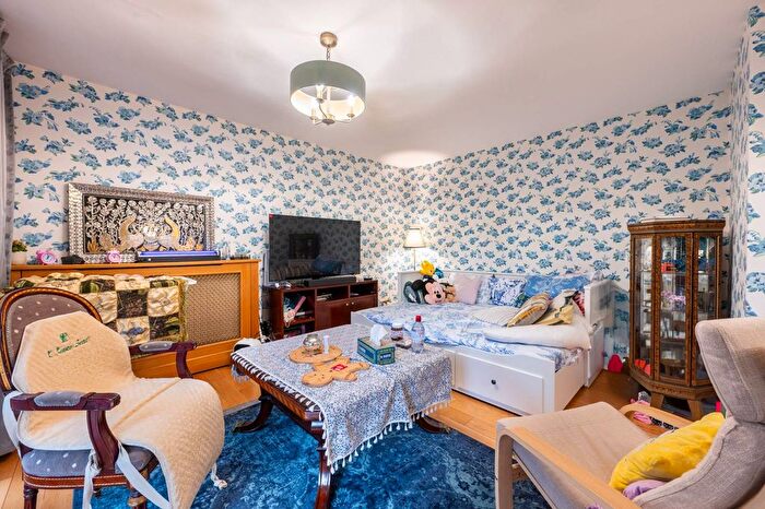 3 Bedroom Maisonette To Rent In The Colonnades, Paddington, London, W2