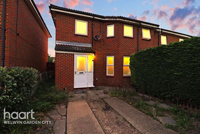 3 Bedroom Terraced House For Sale In Broadwater Crescent, Welwyn Garden City, AL7