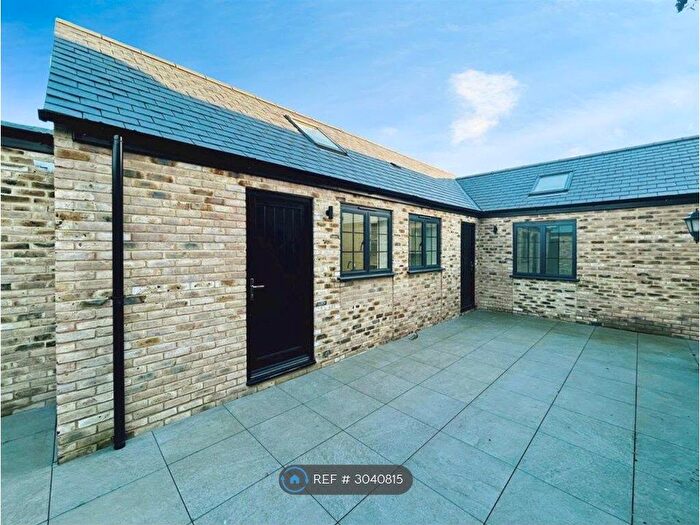 1 Bedroom Flat To Rent In Rear, Hitchin, SG5