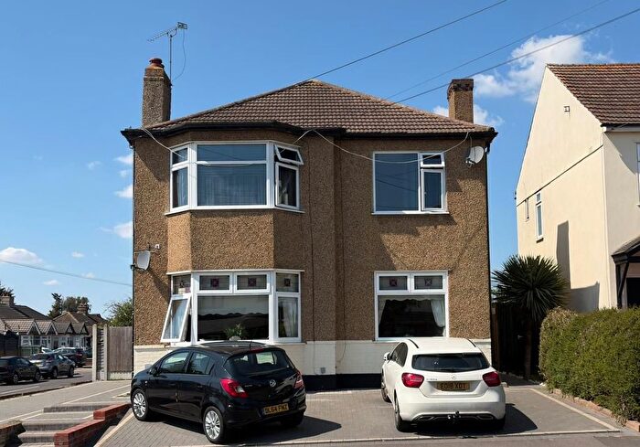3 Bedroom Flat For Sale In A Crystal Avenue, Hornchurch, Essex, RM12