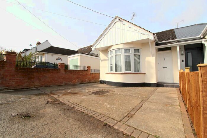 2 Bedroom Bungalow To Rent In Woodfield Road, Hadleigh, SS7
