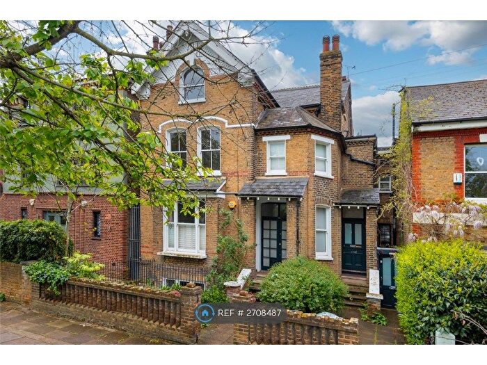 2 Bedroom Flat To Rent In Bolingbroke Grove, London, SW11