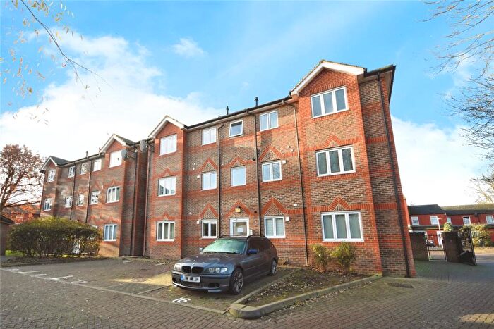 2 Bedroom Flat For Sale In Clayburn Circle, Basildon, Essex, SS14