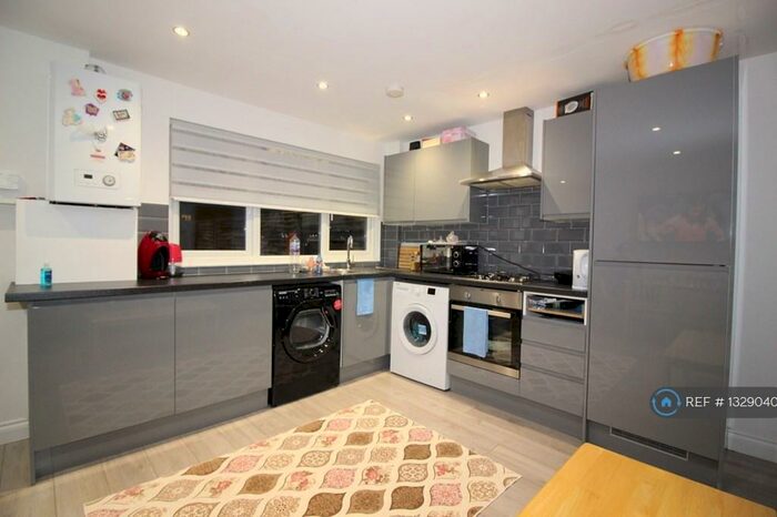3 Bedroom Flat To Rent In Headcorn Road, London, N17