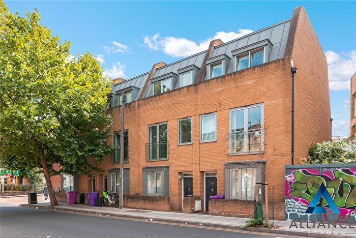 4 Bedroom Detached House To Rent In Bow Common Lane, London, Bow, E3