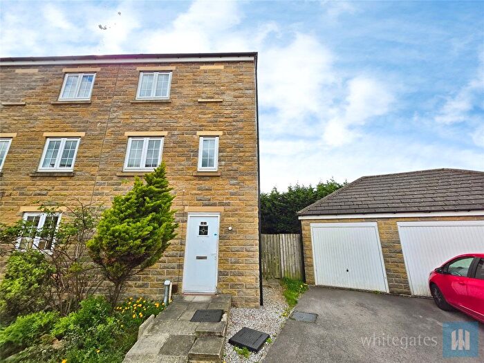 4 Bedroom Town House To Rent In Highfield Chase, Dewsbury, West Yorkshire, WF13