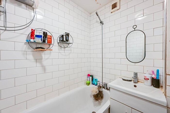 1 Bedroom Flat For Sale In Finsbury House, Bounds Green, London, N22