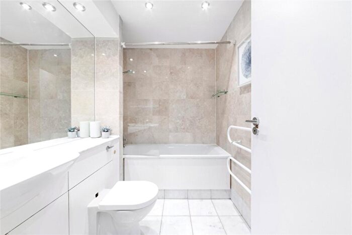 2 Bedroom Apartment To Rent In Lawn House Close, London, E14