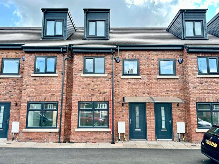 3 Bedroom Town House To Rent In Hadfield Street, Oldham, OL8
