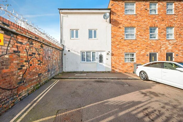 3 Bedroom End Of Terrace House For Sale In Commercial Road, Bedford, MK40