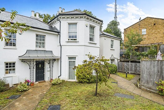 3 Bedroom Flat For Sale In Gayfere Place, South Norwood, London, SE25