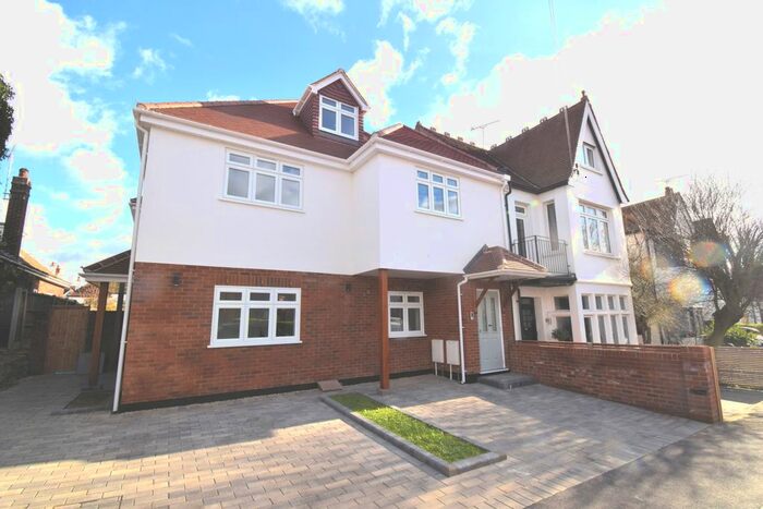 3 Bedroom Flat To Rent In Leigh Cliff Road, Leigh-On-Sea, SS9