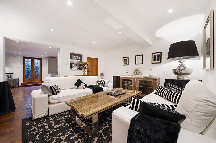 3 Bedroom Flat For Sale In St. Peter's Street, London, N1