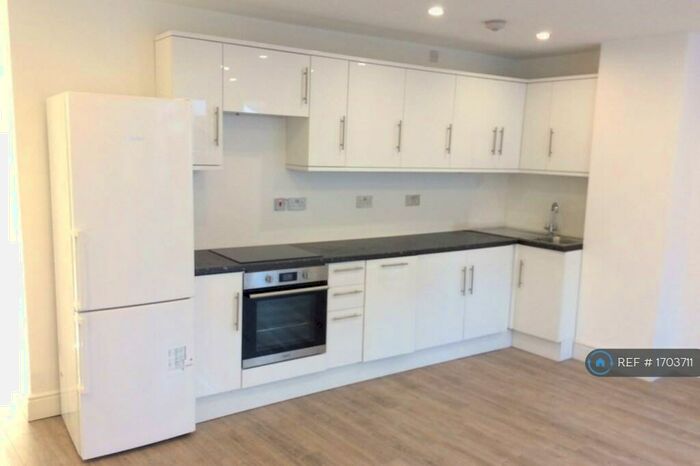 2 Bedroom Flat To Rent In Farquhar Rd, Crystal Place, London, SE19