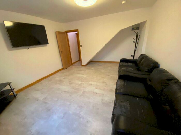 2 Bedroom Flat To Rent In Flat, St Michaels Road, Headingley, Leeds, LS6