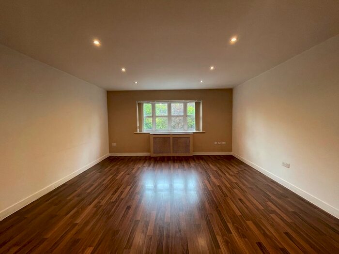 2 Bedroom Flat To Rent In Cranbourne House, Bassett Avenue, Southampton, SO16