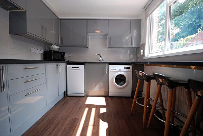 5 Bedroom Flat To Rent In Carlton Grove, London, SE15