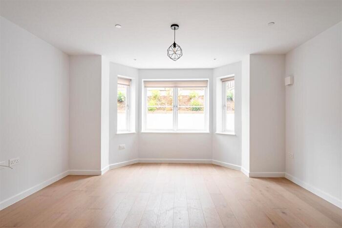 2 Bedroom Apartment To Rent In Compayne Gardens, South Hampstead, London, NW6