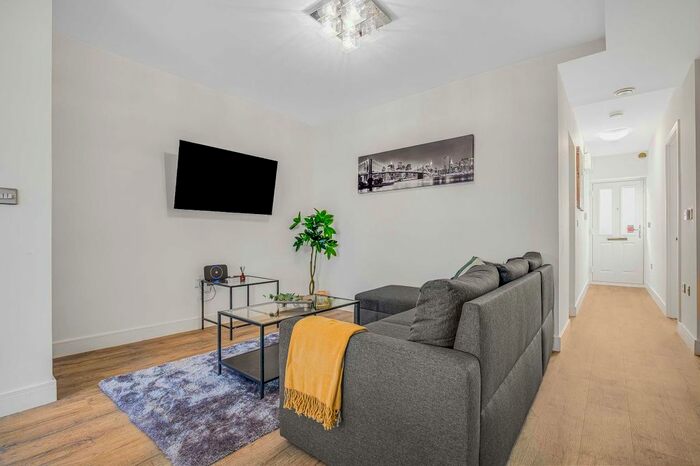 2 Bedroom Flat To Rent In Perryn Road, London, W3
