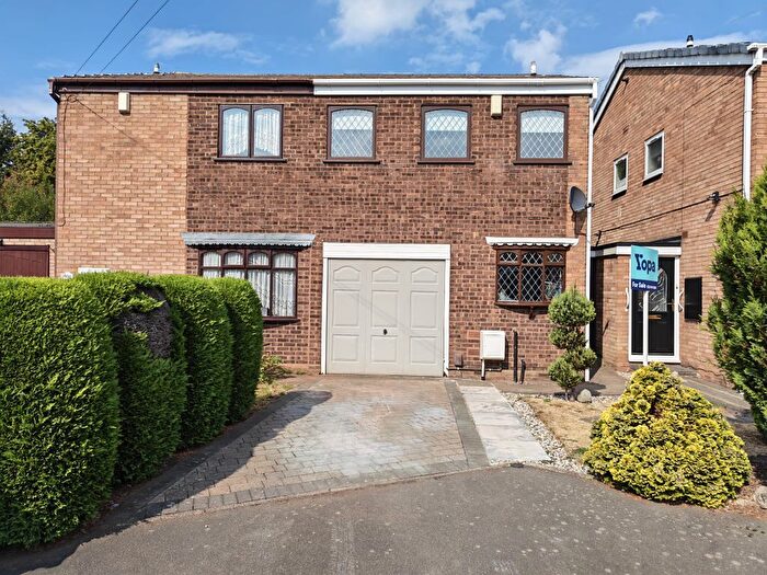 3 Bedroom Semi-Detached House For Sale In Parkside Close, Wednesbury, WS10