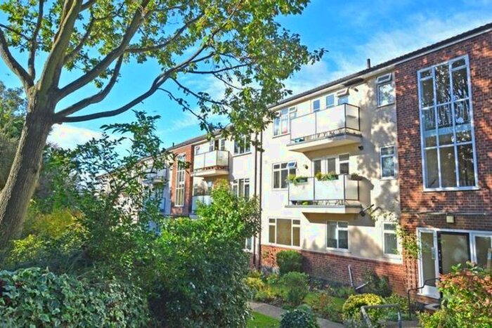 2 Bedroom Flat To Rent In Riverview Heights, Eglinton Hill, Shooters Hill, London, SE18