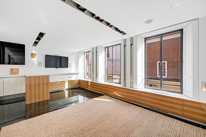 2 Bedroom Mews To Rent In Catherine Wheel Yard, London, SW1A