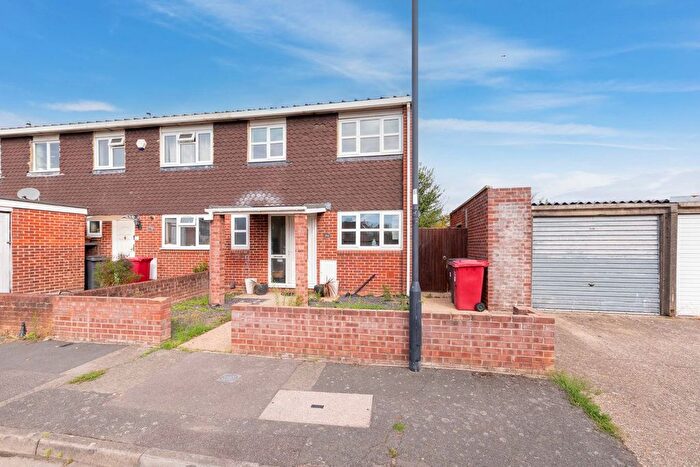 4 Bedroom End Of Terrace House For Sale In Grampian Way, Slough, SL3