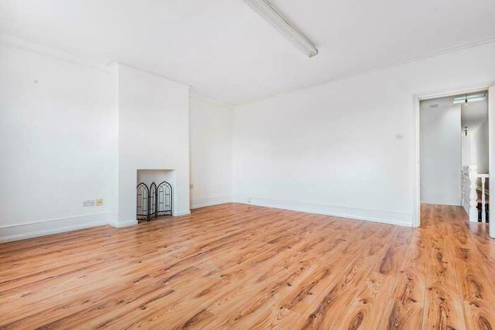 2 Bedroom Maisonette Flat To Rent In Chessington, Surrey, KT9