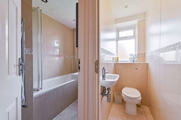 4 Bedroom Flat For Sale In Hazelhurst Road, Earlsfield, London, SW17