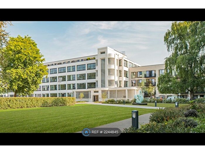 2 Bedroom Flat To Rent In Laurina Apartments, Hayes, UB3