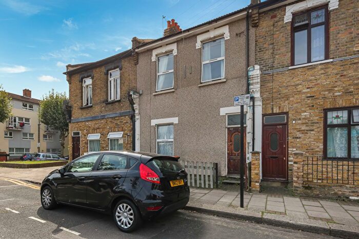 3 Bedroom Flat To Rent In Stratford Road, London, E13