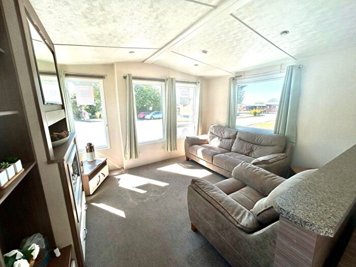 2 Bedroom Mobile/park Home For Sale In Southfield Lane, Tunstall, Hull, HU12