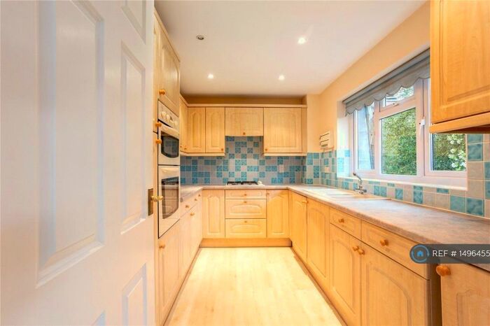 2 Bedroom Flat To Rent In Chiswick Lodge, Marlow, SL7
