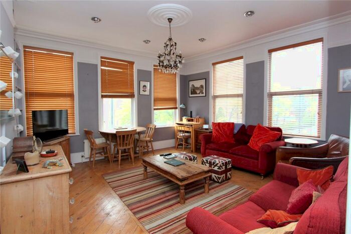 2 Bedroom Flat To Rent In Green Lanes, Palmers Green, London, N13