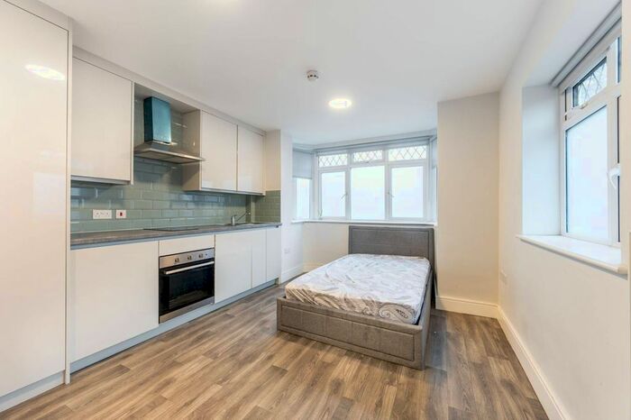 Studio To Rent In Downing Drive, Greenford, UB6