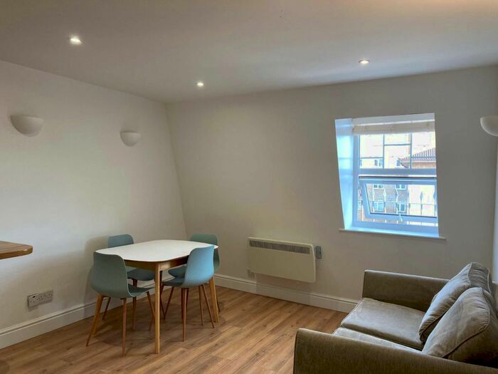 2 Bedroom Flat To Rent In Wandsworth Road, London, SW8